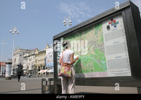 Les touristes à la recherche de sexe féminin au plan de ville sur la place Ban Jelacic, Zagreb, Croatie Banque D'Images