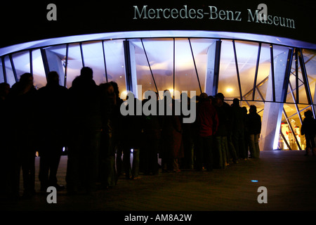 Personnes en attente devant le musée Mercedes-Benz, Stuttgart, Deutschland d'attente Banque D'Images