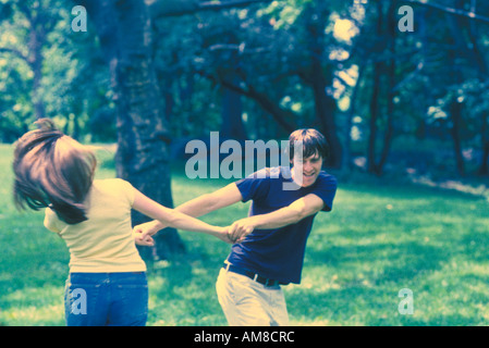 Jeune couple jouant Banque D'Images