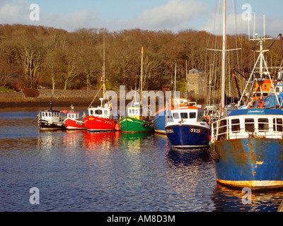 Bateaux de pêche amarrés le long de Cromwell Street Quay, Stornoway Harbour, Stornoway, Isle of Lewes, Outer Hebrides, Îles de l'Ouest, Écosse, Royaume-Uni Banque D'Images