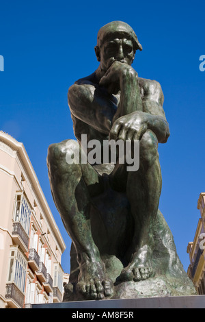 Le Penseur par l'artiste Français Auguste Rodin sur l'affichage dans la Calle Larios Malaga Espagne Décembre 2007 Banque D'Images