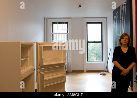 Portrait femme debout dans vide appartement new-yorkais Banque D'Images