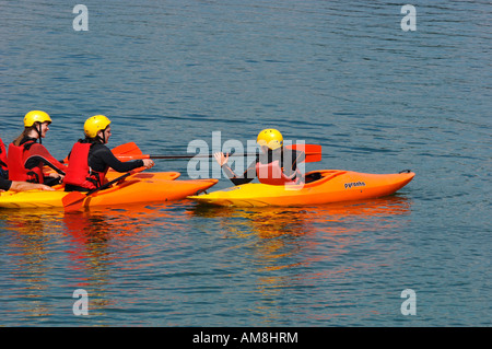 Un groupe de jeunes compétences Apprentissage Canoë par un tuteur sur le réservoir d'eau douce,Carsington dans le Derbyshire en Angleterre. Banque D'Images