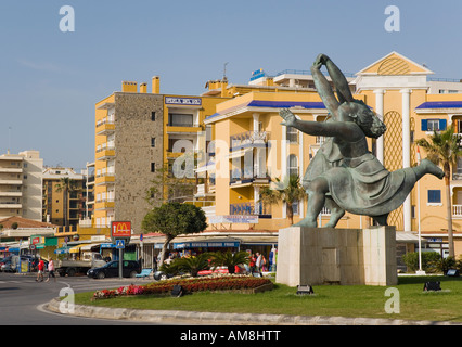 Torremolinos Costa del Sol Malaga Province Espagne Statue de Pablo Picasso peinture deux femmes sur la promenade de la course de l'été Banque D'Images