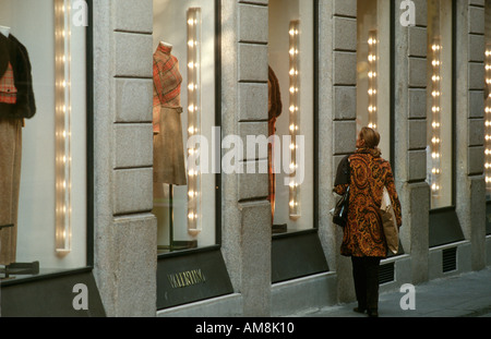 Italie Milan Quadrilatero della Moda Woman window shopping sur la Via Montenapoleone Banque D'Images