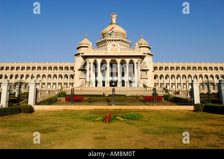 L'Inde, l'état du Karnataka, Bangalore, le Vidhana Soudha est occupé par les administrations officielles de l'état de Karnataka Banque D'Images
