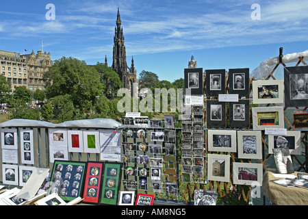 Un étal sur la place à côté de la Royal Scottish Academy à Édimbourg au cours de l'Edinburgh Fringe Festival. Banque D'Images