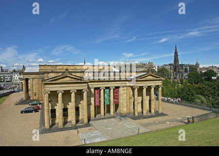 La Galerie nationale d'Écosse avec le Scott Monument à l'arrière-plan à droite pendant le Festival d'Édimbourg Banque D'Images