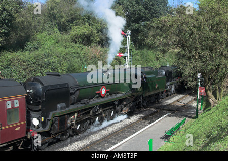 Medstead Station sur le milieu Hants Railway Hampshire Angleterre avec deux Bulleid pacifics trains Transport Banque D'Images