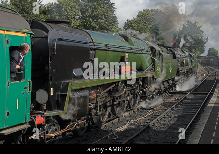 Sur la station de Ropley Mid Hants Railway Hampshire Angleterre avec deux Bulleid double pacifics la tête d'un train jusqu'à Alton Banque D'Images