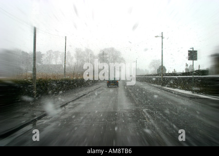 À partir de la voirie urbaine en voiture avec neige et de conduite Banque D'Images