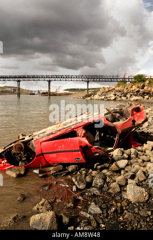 Une voiture rouge couché sur le toit, sur le littoral entre inverkeithing et dalgety bay fife Ecosse 2005 Banque D'Images