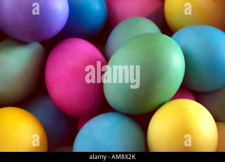 Un non-religieux sectaire, l'image de Pâques de certaines des choses que les enfants dans le monde entier rendez-vous sur : bonbons, friandises, des lapins et des oeufs de Pâques. Banque D'Images