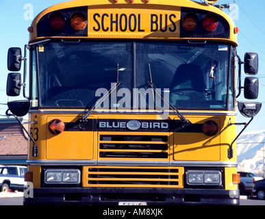 L'image d'un jaune vif, vide autobus scolaire. Pourrait illustrer les concepts de l'école, l'éducation, la sécurité des enfants, l'avenir de l'enfant, etc. Banque D'Images