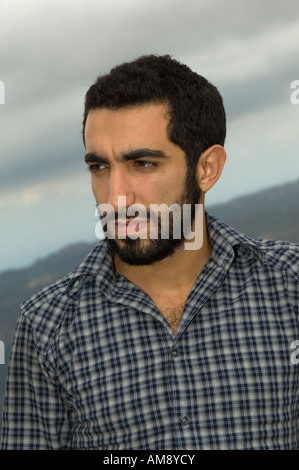 Portrait d'un jeune homme Arabe looking away Banque D'Images