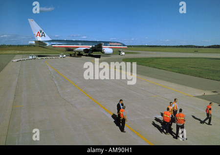 Le personnel de sécurité de discuter de la procédure après que les événements survenus à New York le 11 septembre 2001, à l'aéroport de Mirabel, Montréal Banque D'Images