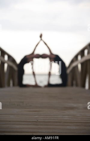 Le yoga dans la nature couple Banque D'Images