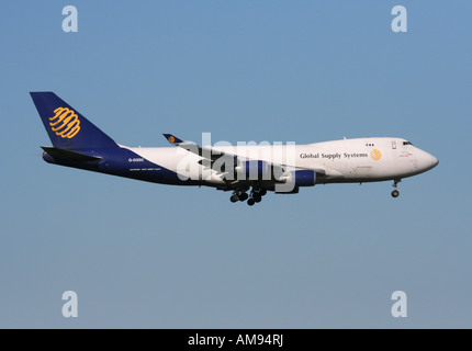 Transport de fret aérien commercial. Les systèmes d'approvisionnement mondial Boeing 747-400 F cargo jet en approche Banque D'Images