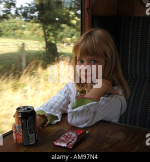 Petite fille dans un train qui admire la vue. Le sud de l'Angleterre, Royaume-Uni Banque D'Images