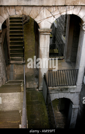 Étapes menant vers le bas dans le sous-sol de Somerset House, Londres, Angleterre, Royaume-Uni Banque D'Images