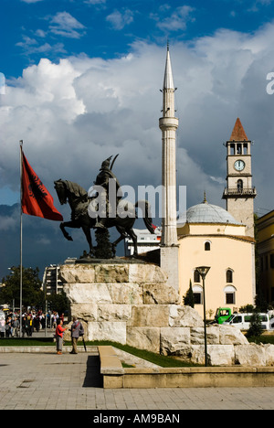 La place Skanderbeg avec Ethem Bey mosquée dans l'arrière-plan. Tirana, Albanie Banque D'Images