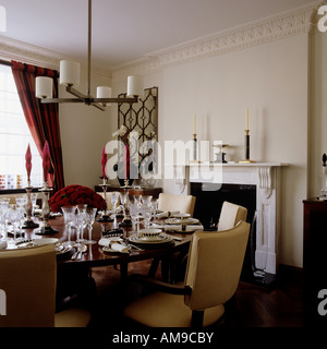 Mis officiellement en table de salle à manger avec cheminée moderne de luxe en appartement à Londres Banque D'Images