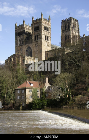 Cathédrale de Durham se dresse sur une colline surplombant la rivière l'usure. La rive opposée de l'usure offre une belle vue sur la cathédrale. Banque D'Images