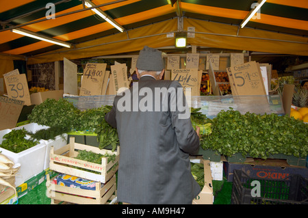 Échoppe de marché vend des fruits et légumes à Green Street East London UK Banque D'Images