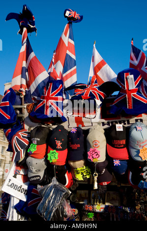 Londres, Angleterre et en souvenirs et souvenirs incluant des plafonds. drapeaux et t-shirts Banque D'Images