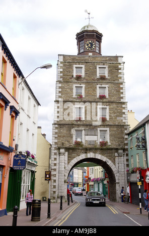 La ville historique fortifiée de Youghal, comté de Cork, Irlande. La tour de l'horloge sur la rue Main. Banque D'Images