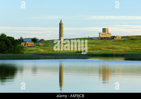 L'île de Devenish tour ronde et ruines monastique chrétienne celtique. Lower Lough Erne, près de Enniskillen, dans le comté de Fermanagh, Irlande Banque D'Images