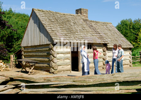 Ulster American Folk Park, comté de Tyrone, Irlande. Reconstruction de Pennsylvanie log cabin habité par 19E C. émigrants Ulster Banque D'Images