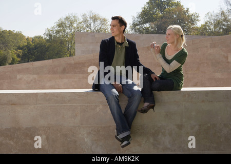 Couple de prendre une photo en plein air de sourire. Banque D'Images