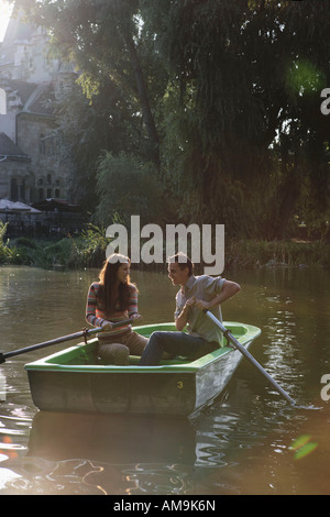 Couple dans une barque en souriant. Banque D'Images