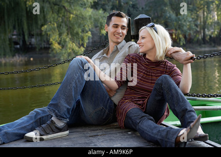 Couple sur un quai de sourire et de se détendre. Banque D'Images
