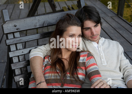 Couple sur un pont. Banque D'Images