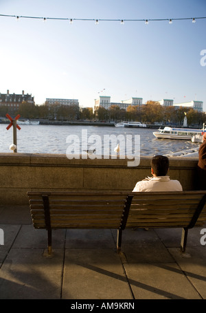 Vue depuis un banc sur la rive sud de la Tamise, Londres, Angleterre, Royaume-Uni Banque D'Images