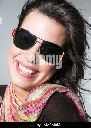 Woman wearing sunglasses smiling. Banque D'Images