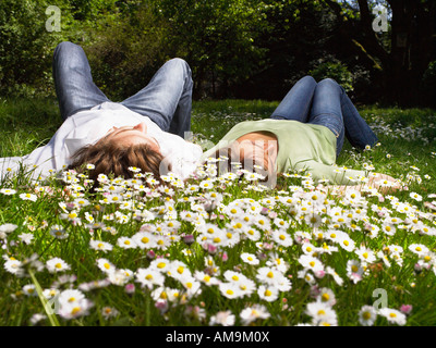 Couple allongé dans l'herbe. Banque D'Images