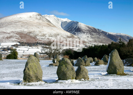 Le cercle de pierres de castlerigg blencathra au-delà des montagnes du parc national de lake district cumbria england uk neige hiver go Banque D'Images