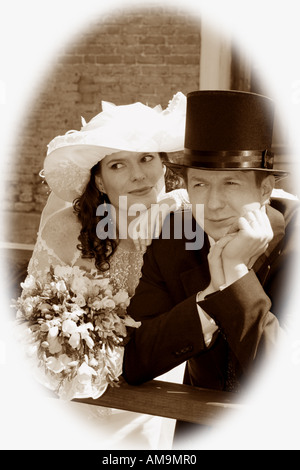 Une photographie d'un couple nouvellement marié vu ici dans une photographie en noir et blanc. Banque D'Images