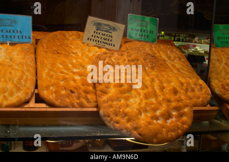 Focaccia italienne en vente dans une fenêtre de la charcuterie toscane italie Banque D'Images