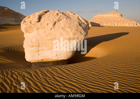 Rocher calcaire blanc avec sable et ridée long shadow , le désert blanc , près de Farafra Oasis, Égypte, Afrique du Nord Banque D'Images