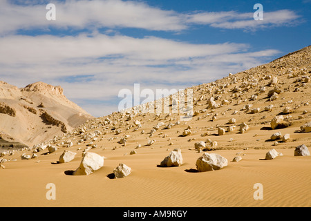 Champ de blocs sur la colline d'atteindre de désert de sable-de-chaussée, près de Dakhla Oasis, Egypte, Afrique du Nord Banque D'Images