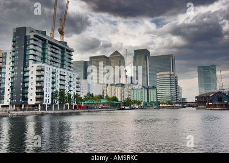 Vue sur Millwall Dock interne complexe de bureaux à Canary Wharf London Banque D'Images