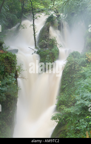 En stock Ghyll Ambleside Lake district inondation complète Banque D'Images