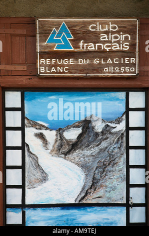 La porte de la cabane du glacier blanc peint avec des scènes de montagne Banque D'Images