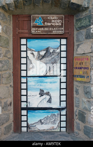 La porte de la cabane du glacier blanc peint avec des scènes de montagne Banque D'Images