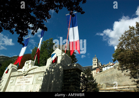 Drapeaux français par le monument aux morts de la ville française de Briancon Banque D'Images