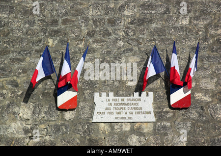 Drapeaux français par une plaque commémorant la troupes africaines qui ont servi lors de la libération de Briancon Banque D'Images